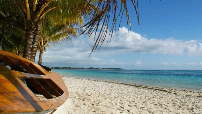 Mauritius - palma - plaża - łódź - błękitne morze